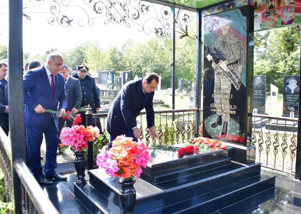 Taleh Qaraşov Vətən müharibəsi şəhidinin məzarını ziyarət edib - FOTOLAR